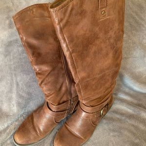 Women’s tall boots in brown. Size 7.5 wide calf
